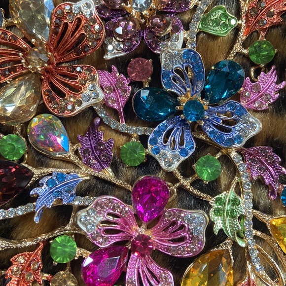 Immaculate Statement Necklace - Picture 7 of 7